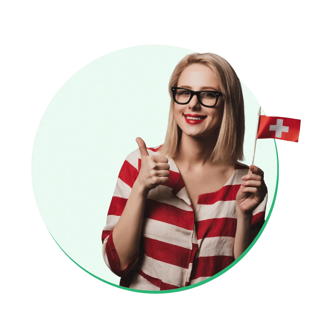 Une femme souriante tenant un drapeau suisse illustre la simplicité et l’adaptabilité de notre solution RH dédiée aux PME suisses